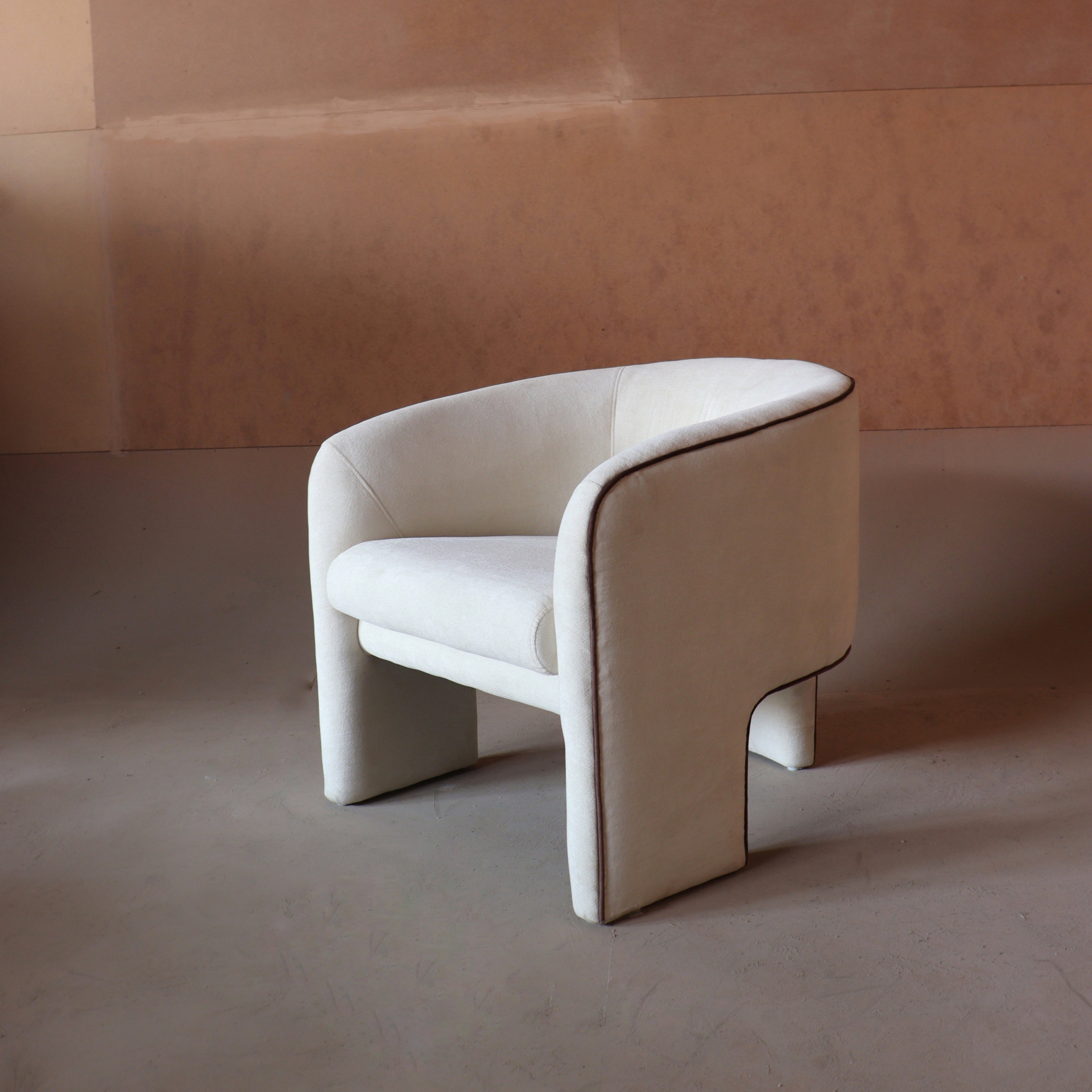 LOW BACK ACCENT CHAIR