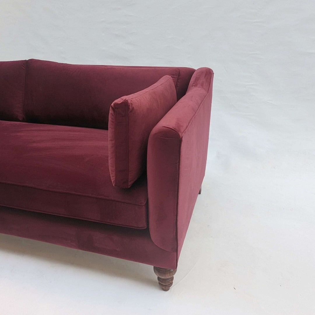 A classic sofa designed with an extremely comfortable ergonomic seat, combining timeless elegance with modern comfort. Its ergonomic design provides optimal support for the body, ensuring a luxurious seating experience for relaxation and gatherings in any living room.